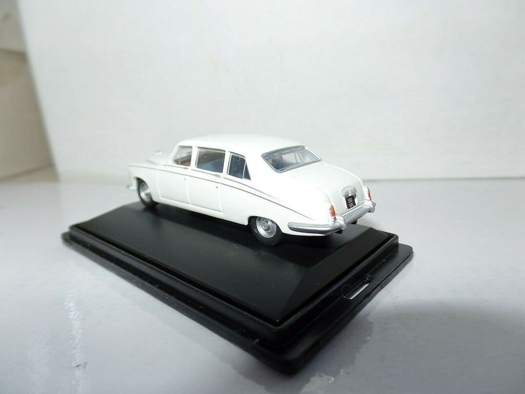 76DS001 Oxford Diecast DS420 Old English White 1/76 Scale OO Gauge 